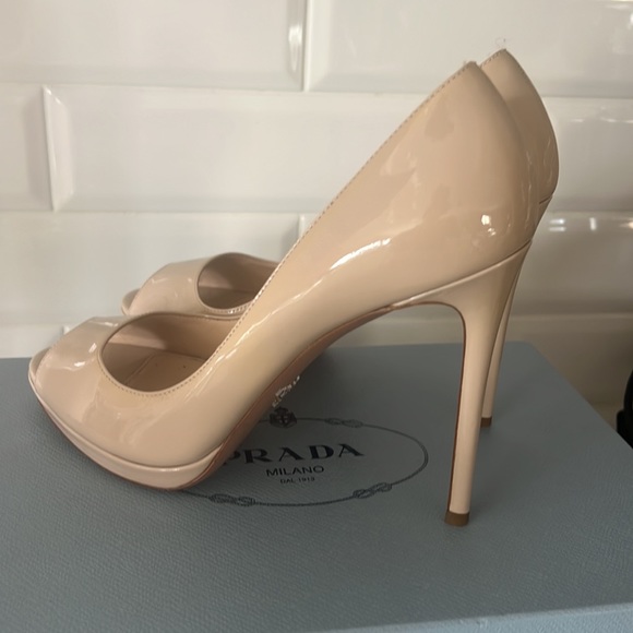 Prada beige patent leather heels peep toe - Picture 4 of 7